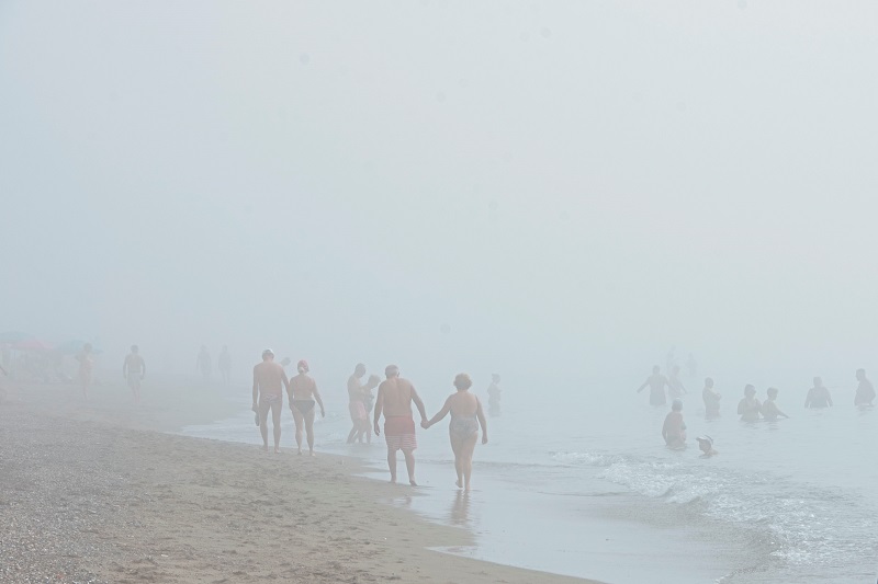 Día de playa y niebla