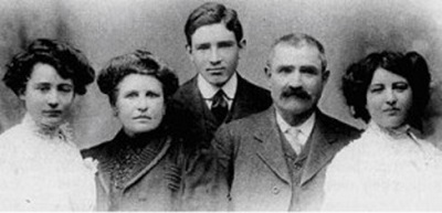Figura 1. Nieves González Barrio (a la derecha de la imagen), sus padres y dos de sus ocho hermanos. Archivo del IES Jorge Manrique, Palencia.