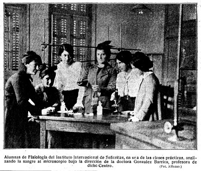Figura 3. Nieves González Barrio, con 33 años, en el centro de la imagen, dando clase en el Instituto Internacional, Madrid. 