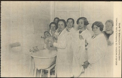 Figura 5. Nieves González Barrio dando enseñanza a visitadoras, en el centro de la imagen, con un bebé en los brazos