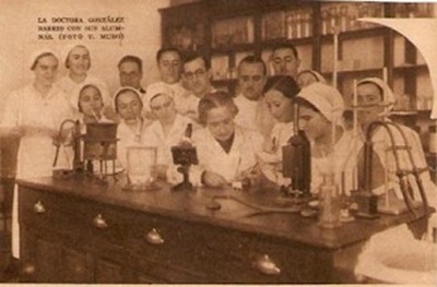 Figura 6. Nieves González Barrio, con alumnas y alumnos en el Laboratorio. Tomado de Blanco y Negro. Madrid, 15/12/1935, p. 162.