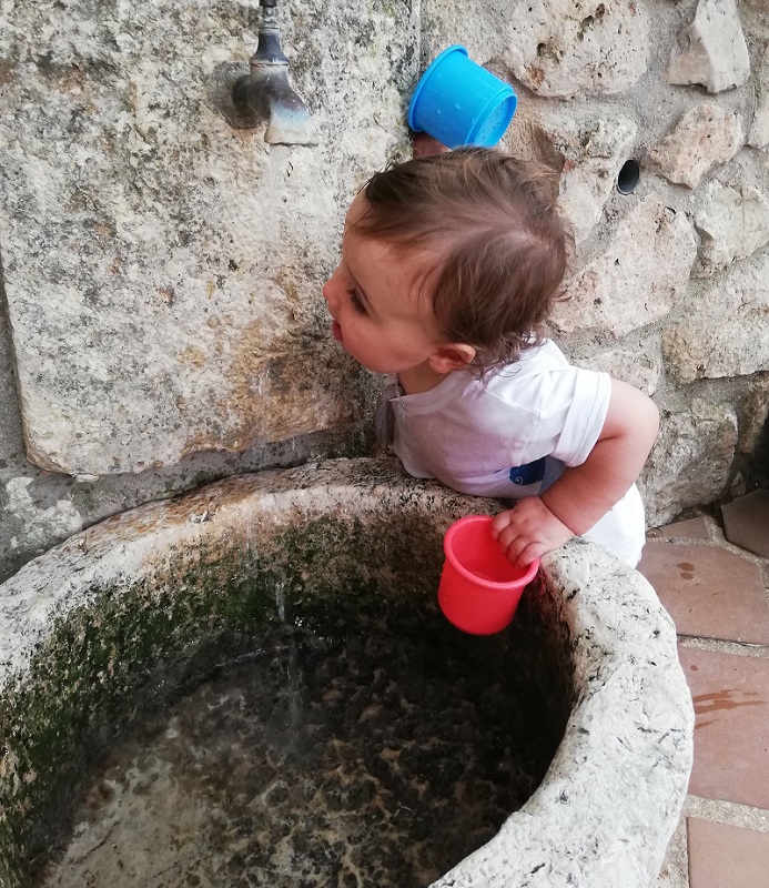 Instinto: ¡Fuera los vasos, para beber solo necesito la boca!